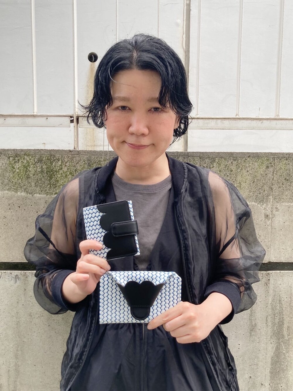 ブラック系の財布、ブルー系の財布を着用したレディースの夏コーディネートの2枚目の写真