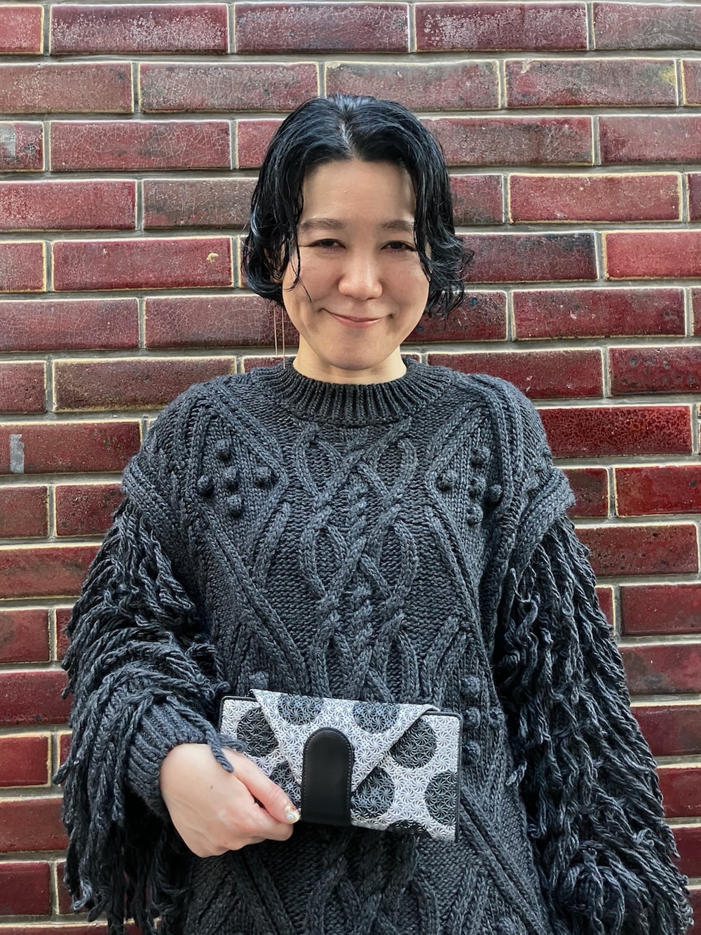 シルバー系の財布を着用したレディースの秋コーディネートの3枚目の写真