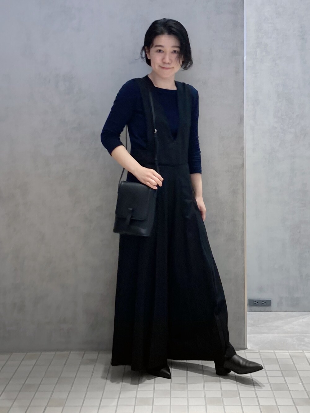 ブラック系のショルダーバッグ、ホワイト系の財布を着用したレディースの春コーディネートの4枚目の写真