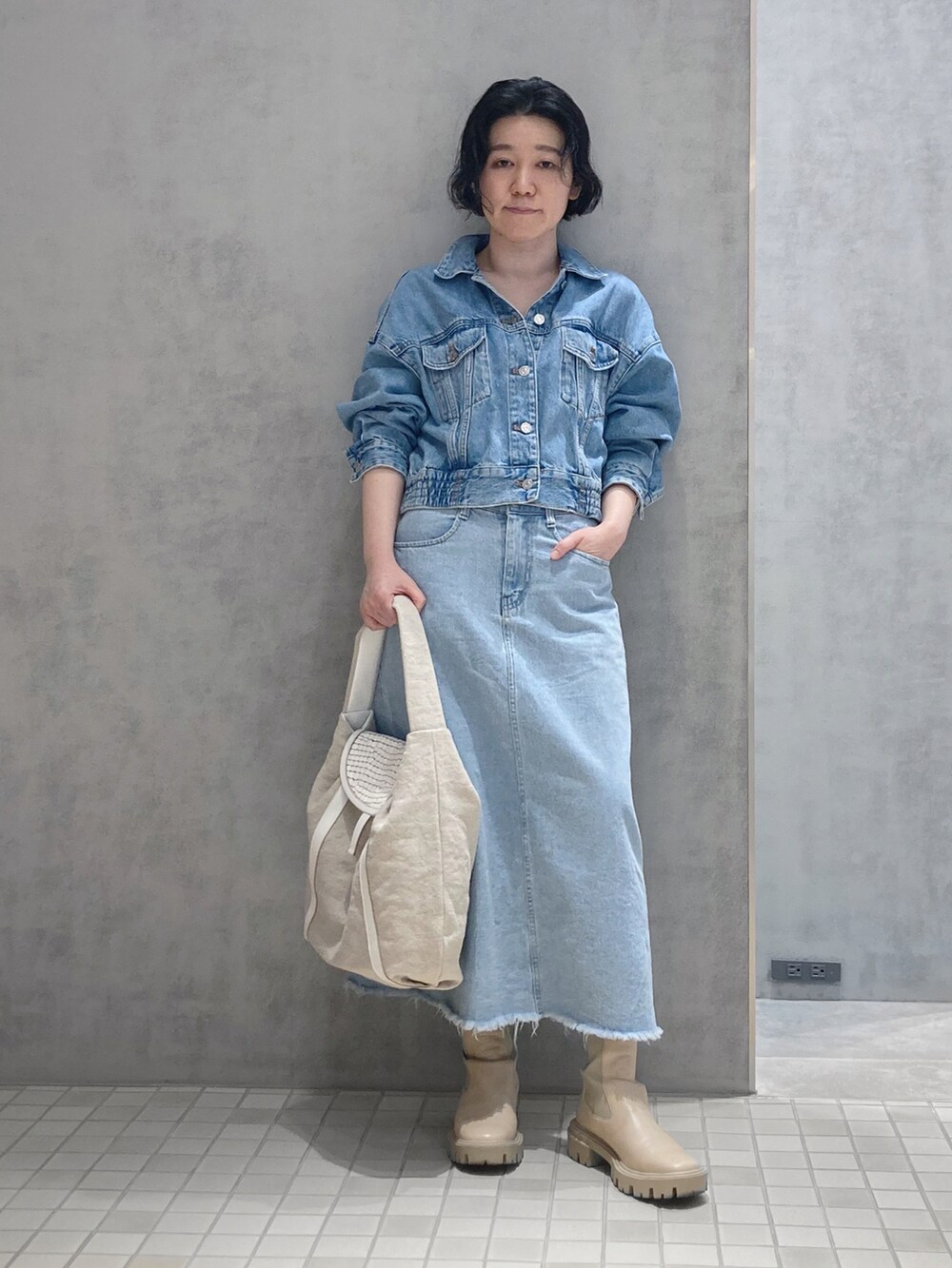 ホワイト系のショルダーバッグを着用したレディースの春コーディネートの3枚目の写真