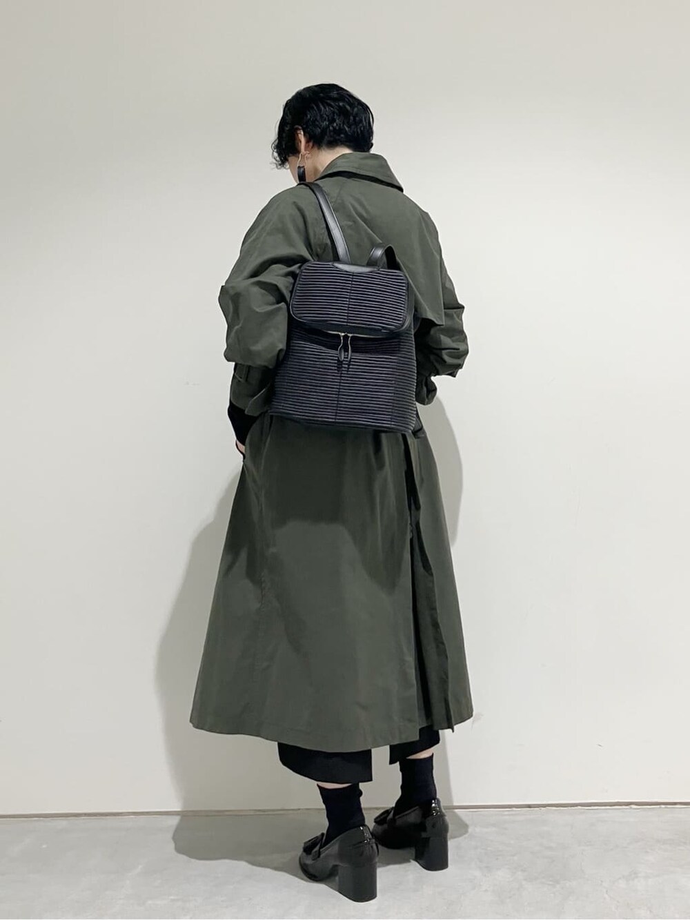 ブラック系のバックパック/リュックを着用したレディースの秋コーディネートの2枚目の写真