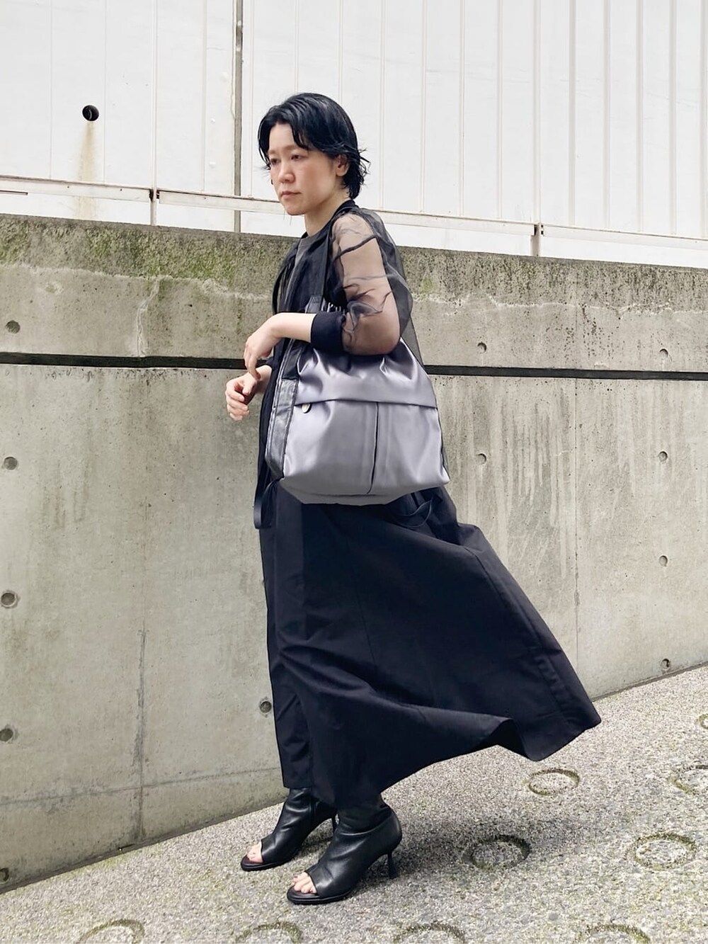 グレー系のバックパック/リュックを着用したレディースの夏コーディネートの3枚目の写真