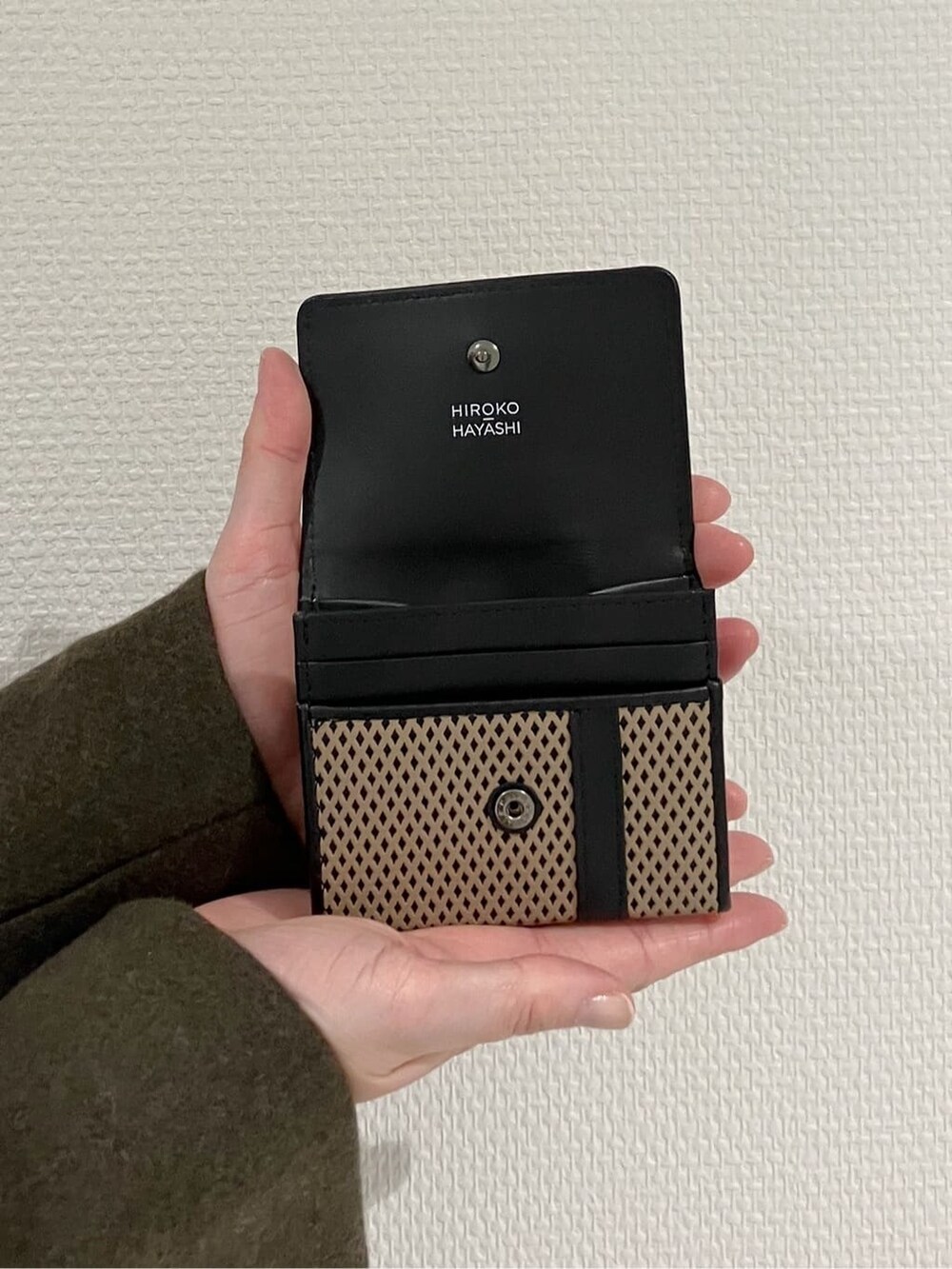 ブラック系の財布、ベージュ系の財布、ブラック系の財布を着用したレディースの冬コーディネートの7枚目の写真