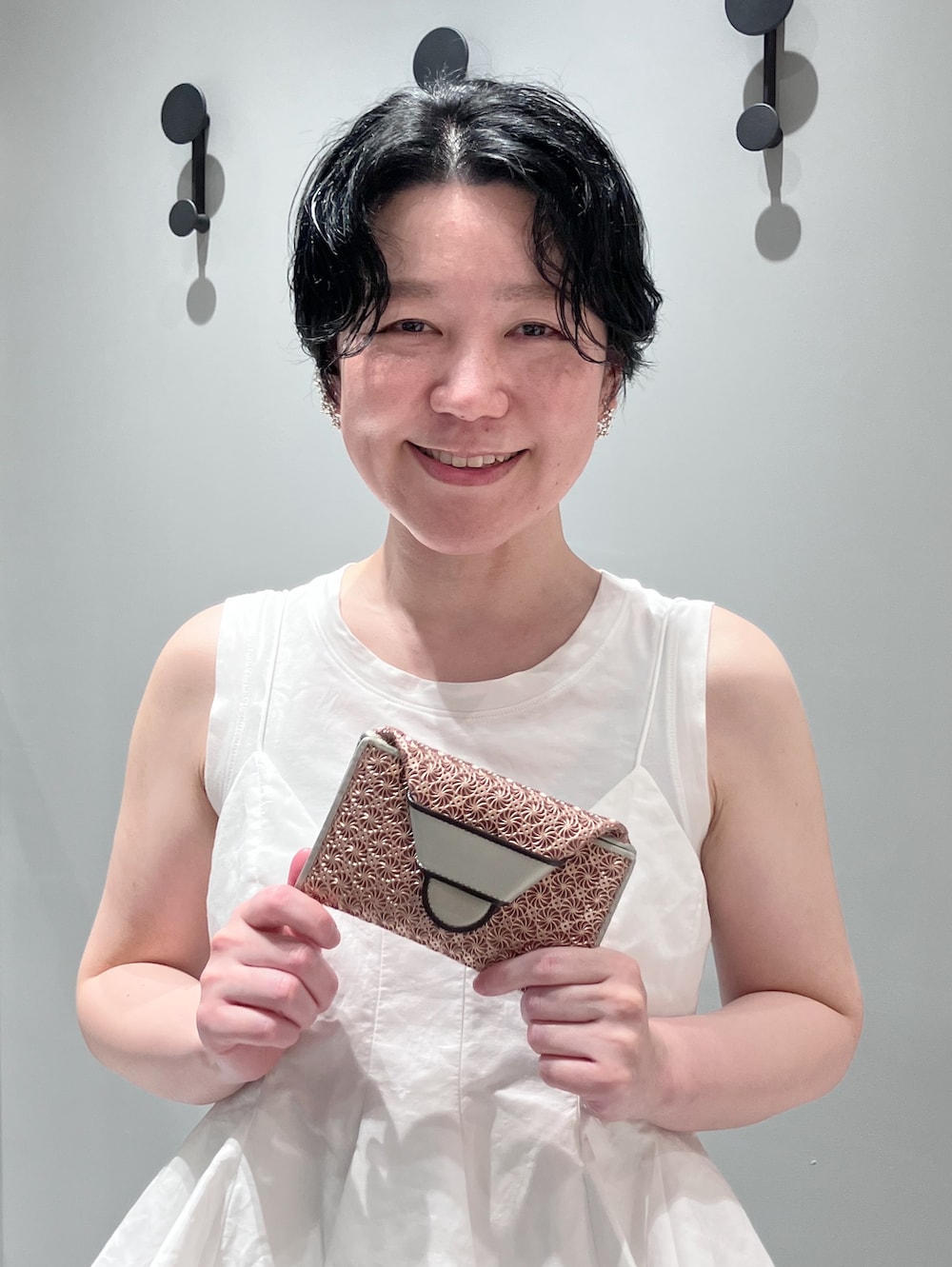 グリーン系の財布、グリーン系の財布、グリーン系の財布を着用したレディースの夏コーディネートの4枚目の写真