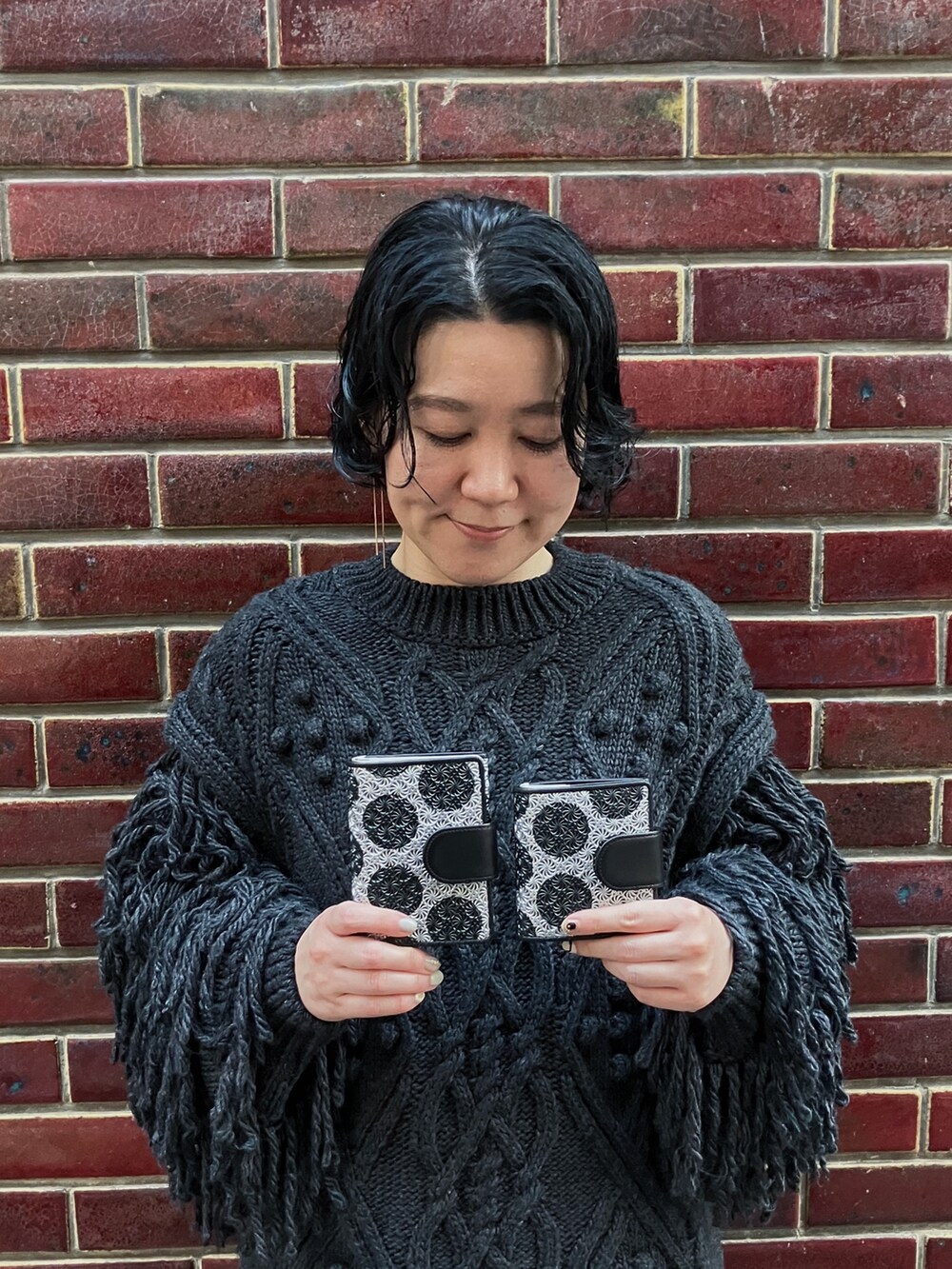 シルバー系の財布、シルバー系の財布を着用したレディースの秋コーディネートの2枚目の写真