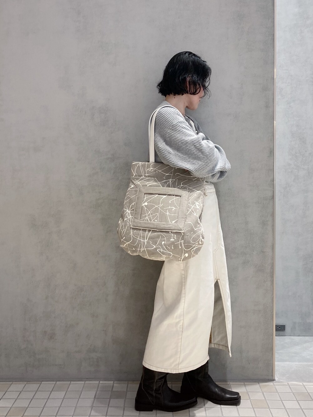 「HIROKO HAYASHI、HIROKOHAYASHI、ヒロコハヤシ、トートバッグ、麻、ホワイト、カジュアル」｜「HIROKO HAYASHIのVERNICE（ベルニーチェ）トートバッグ（トートバッグ、ベージュ系）」を使った、mc_hhさん（レディース・156cm）の夏コーディネートの4枚目の写真