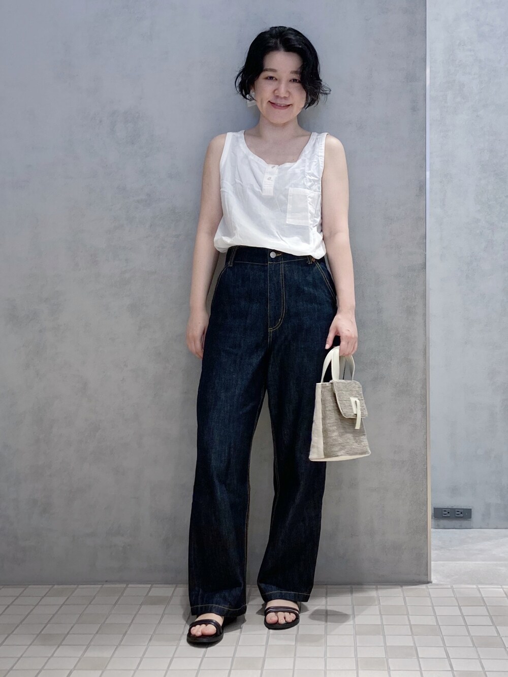 「ヒロコハヤシ、HIROKOHAYASHI、HIROKO HAYASHI、デニム、夏、大人カジュアル、カジュアル、シンプル、サンダル」｜「HIROKO HAYASHIのFILATO(フィラート)ハンドバッグ（ハンドバッグ、ベージュ系）」を使った、mc_hhさん（レディース・156cm）の夏コーディネートの2枚目の写真