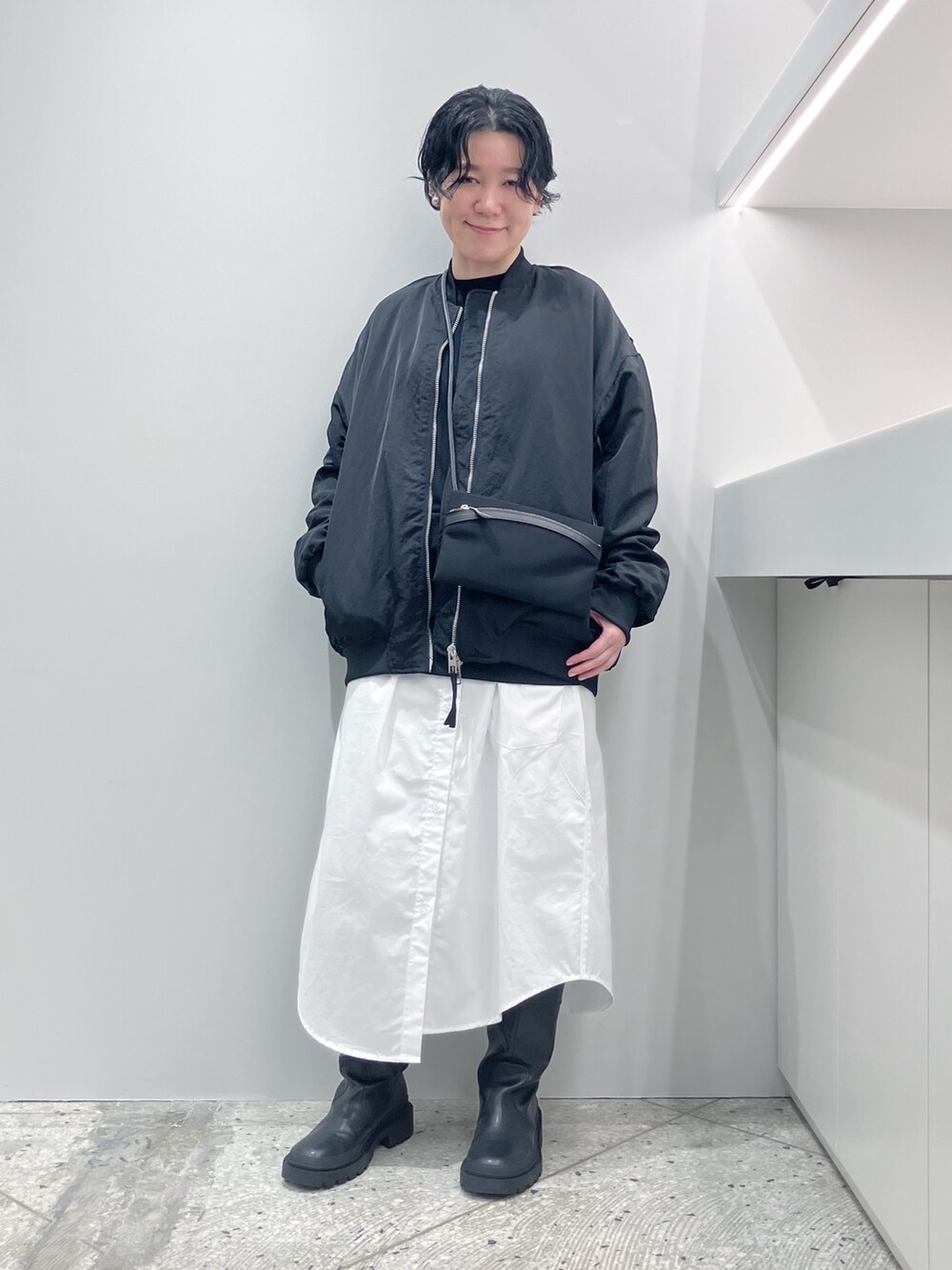 「ヒロコハヤシ、HIROKO HAYASHI、ショルダーバッグ、サコッシュ、カジュアル、ブラック、ホワイト」｜「HIROKO HAYASHIのPOLARIS（ポラリス）ショルダーバッグ（ショルダーバッグ、ブラック系）」を使った、mc_hhさん（レディース・156cm）の秋コーディネートの4枚目の写真