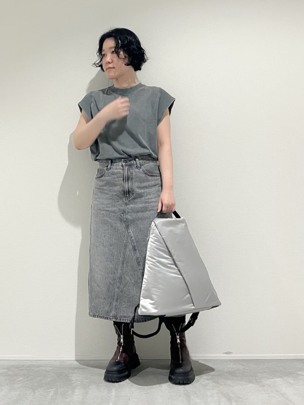 グレー系のバックパック/リュック、ブラック系のバックパック/リュックを着用したレディースの夏コーディネートの6枚目の写真