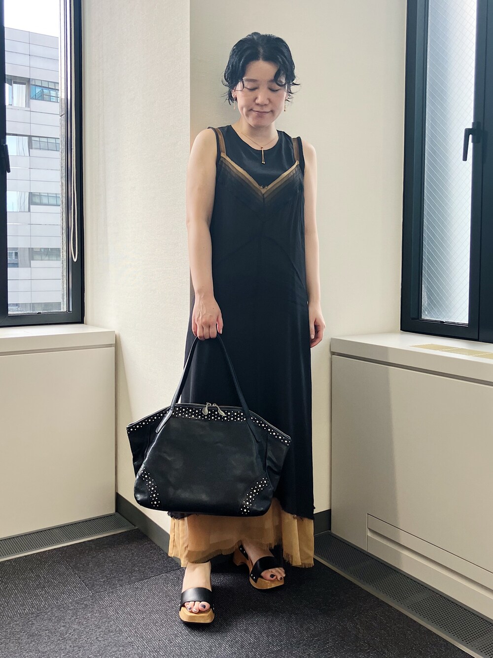 「レザーバッグ、ヒロコハヤシ、HIROKO HAYASHI、HIROKOHAYASHI、ボストンバッグ、通勤バッグ」｜「HIROKO HAYASHIのVELENO（ヴェレーノ）ボストンバッグ（ボストンバッグ、ブルー系）」を使った、mc_hhさん（レディース・156cm）の夏コーディネートの4枚目の写真