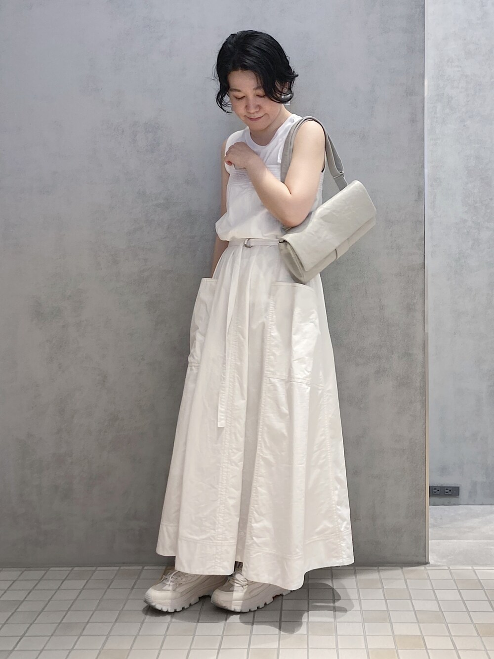 グレー系のショルダーバッグを着用したレディースの夏コーディネートの3枚目の写真