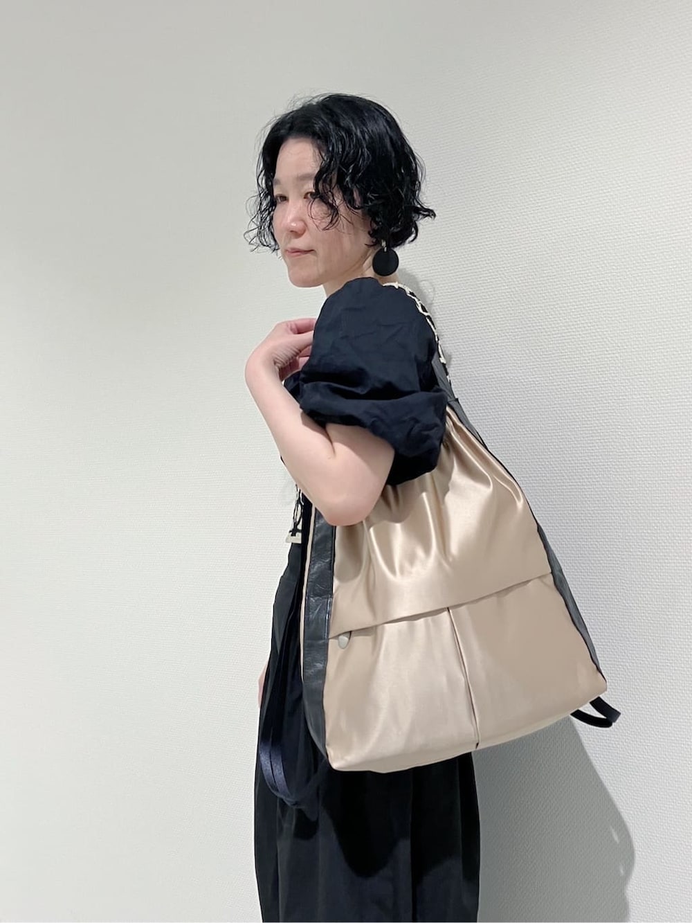 ベージュ系のバックパック/リュックを着用したレディースの夏コーディネートの4枚目の写真