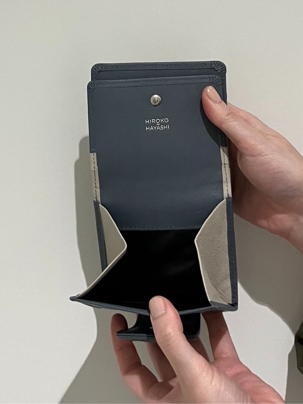 ブラック系の財布、ブルー系の財布、ブルー系の財布を着用したレディースの秋コーディネートの3枚目の写真