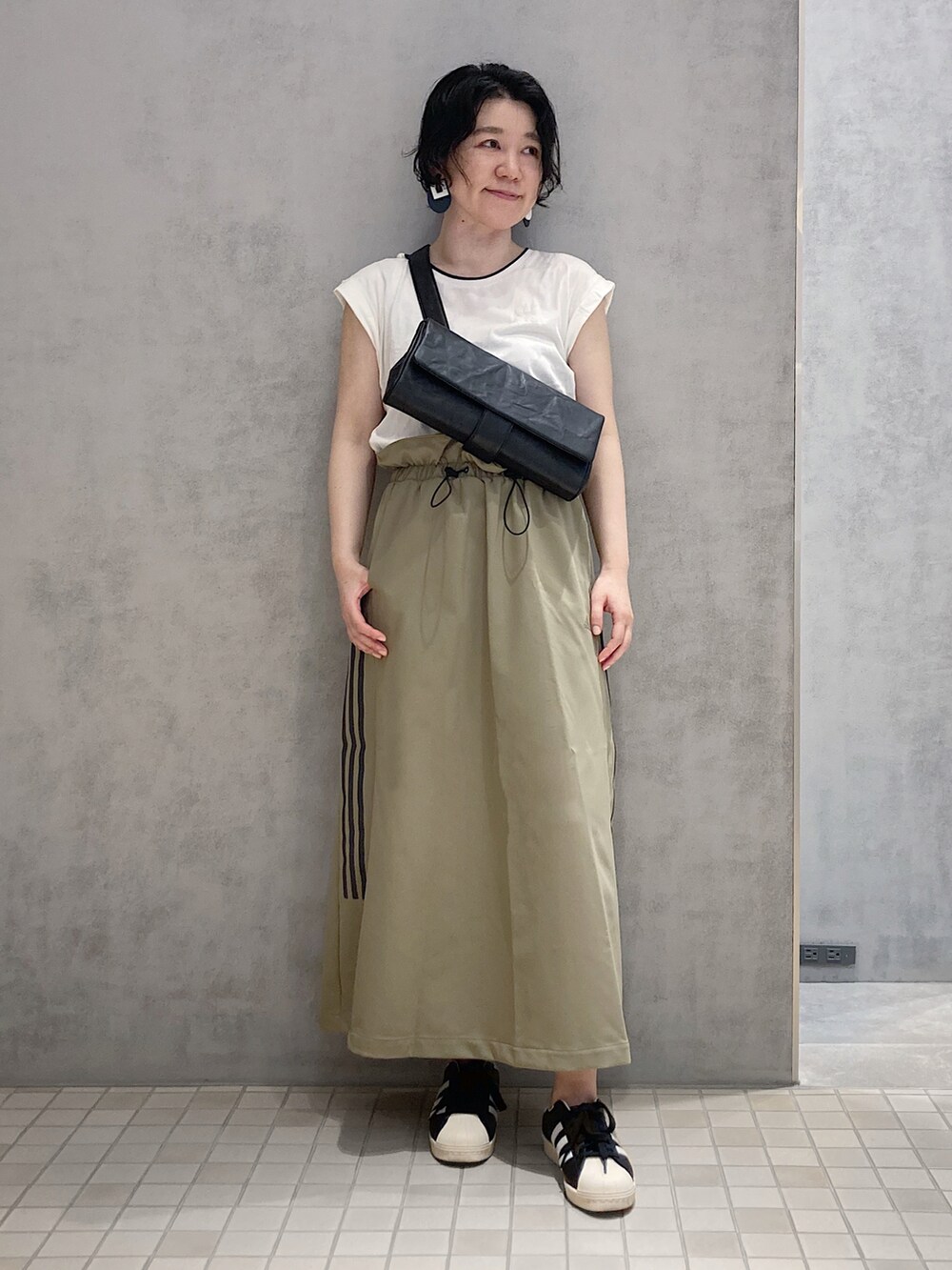 「ヒロコハヤシ、HIROKOHAYASHI、ロングスカート、HIROKO HAYASHI、スポーツミックス、スニーカー、カジュアルコーデ、リラックススタイル、オトナカジュアル、カジュアル、レザーバッグ」｜「HIROKO HAYASHIのBEFANA(ベファーナ)ショルダーバッグ（ショルダーバッグ、ブラック系）」を使った、mc_hhさん（レディース・156cm）の夏コーディネートの3枚目の写真