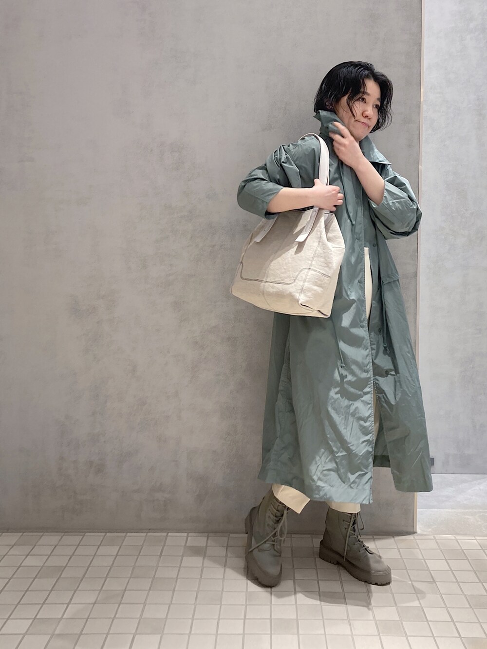 ベージュ系のトートバッグを着用したレディースの春コーディネートの2枚目の写真