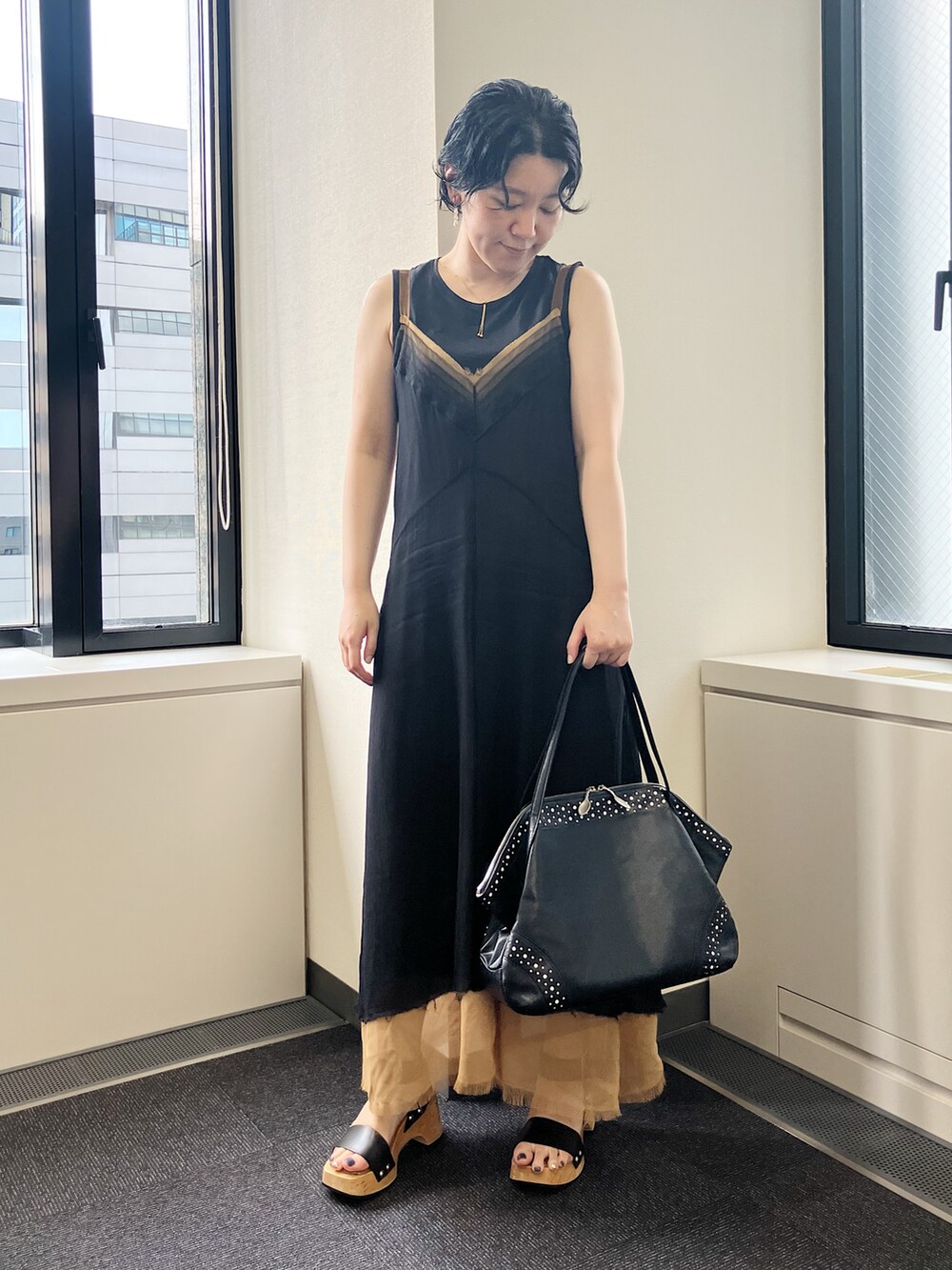 「レザーバッグ、ヒロコハヤシ、HIROKO HAYASHI、HIROKOHAYASHI、ボストンバッグ、通勤バッグ」｜「HIROKO HAYASHIのVELENO（ヴェレーノ）ボストンバッグ（ボストンバッグ、ブルー系）」を使った、mc_hhさん（レディース・156cm）の夏コーディネートの2枚目の写真