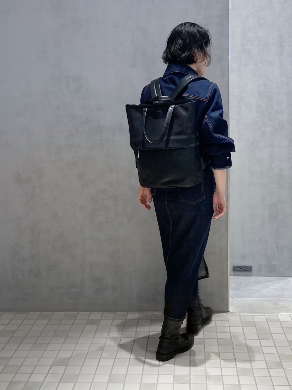 ブラック系のバックパック/リュックを着用したレディースの春コーディネートの3枚目の写真