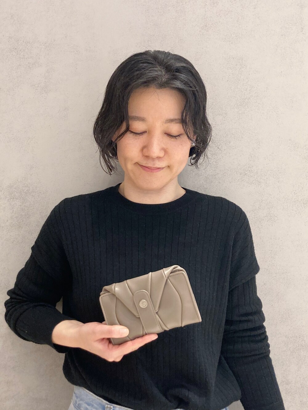 ブラック系の財布、ベージュ系の財布、ベージュ系の財布を着用したレディースの春コーディネートの4枚目の写真