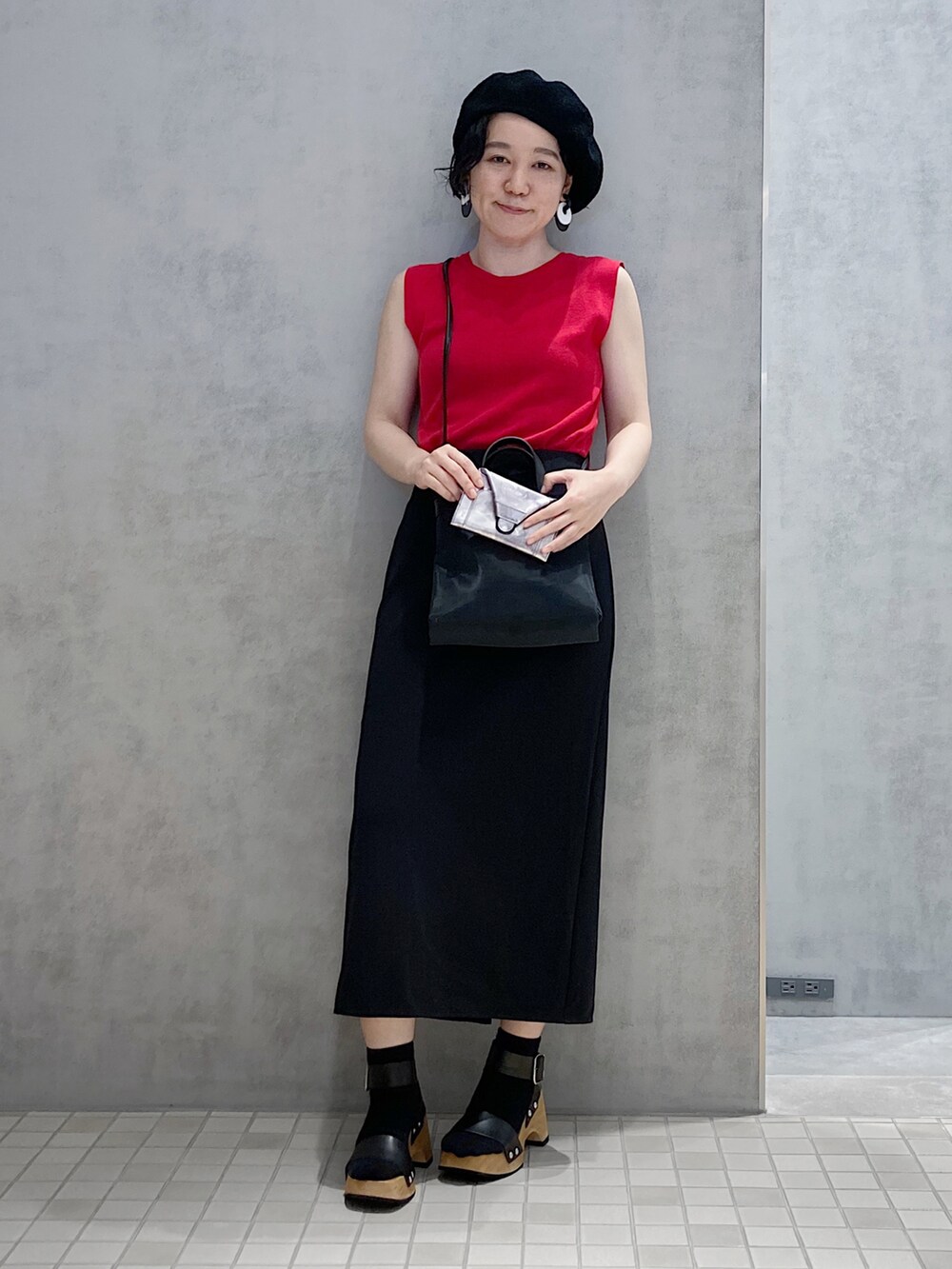 ブラック系のショルダーバッグ、シルバー系の財布を着用したレディースの夏コーディネートの3枚目の写真