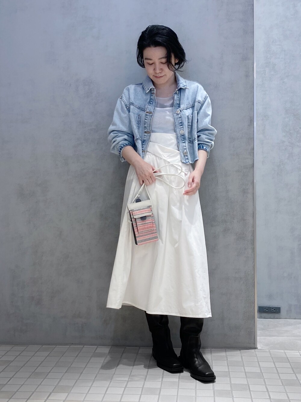 「ヒロコハヤシ、HIROKOHAYASHI、HIROKO HAYASHI、デニム、デニムジャケット、モバイルショルダー、スマホショルダー、ドット、ホワイト、カジュアル、オトナカジュアル、大人コーデ、きれいめカジュアル」｜「HIROKO HAYASHIのFONTE(フォンテ)スマホポシェット（ショルダーバッグ、ピンク系）」を使った、mc_hhさん（レディース・156cm）の春コーディネートの3枚目の写真