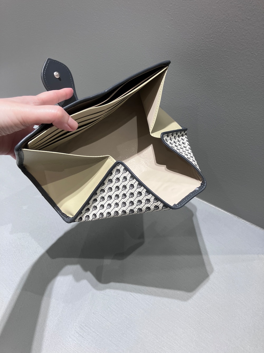 イエロー系の財布、ブルー系の財布、ブルー系の財布を着用したレディースの夏コーディネートの5枚目の写真