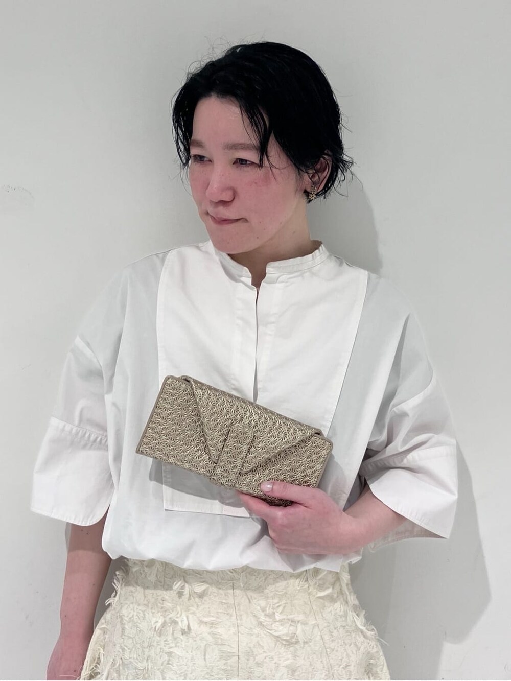 ゴールド系の財布、ゴールド系の財布を着用したレディースの春コーディネートの2枚目の写真