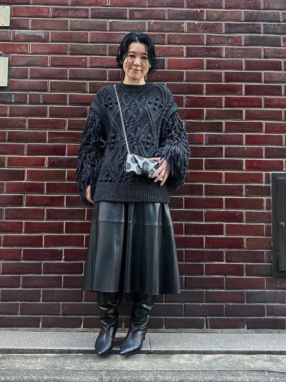 シルバー系の財布を着用したレディースの秋コーディネートの2枚目の写真