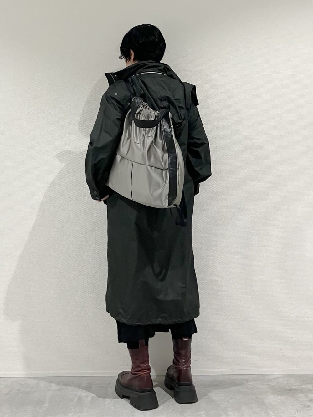 グレー系のバックパック/リュックを着用したレディースの秋コーディネートの4枚目の写真