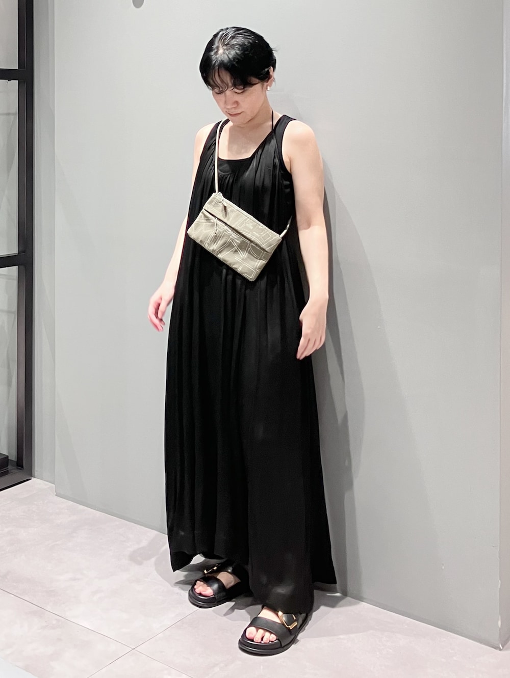 ブラック系のショルダーバッグ、ベージュ系のショルダーバッグを着用したレディースの夏コーディネートの6枚目の写真