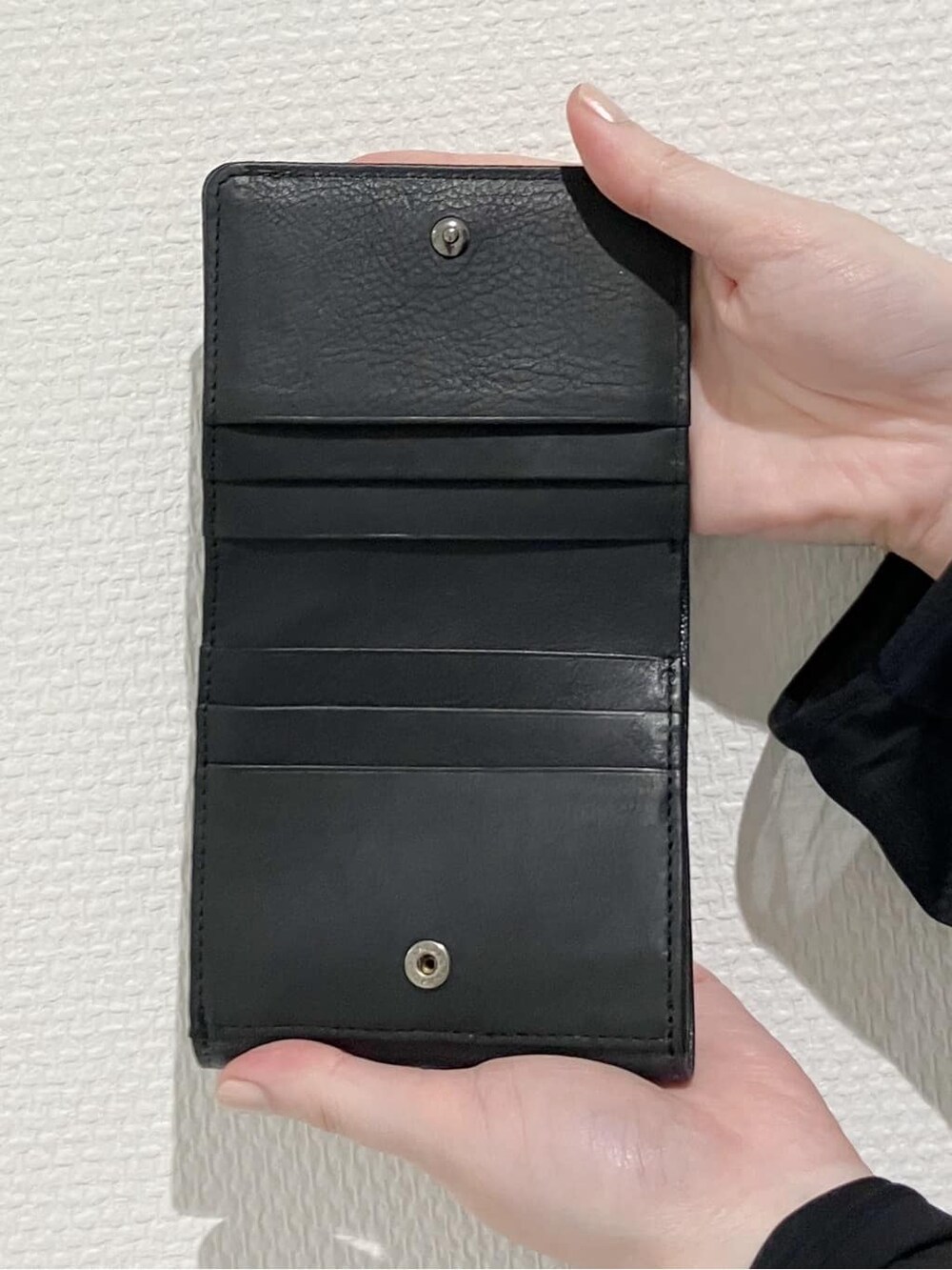 グレー系の財布、グレー系の財布を着用したレディースの秋コーディネートの8枚目の写真