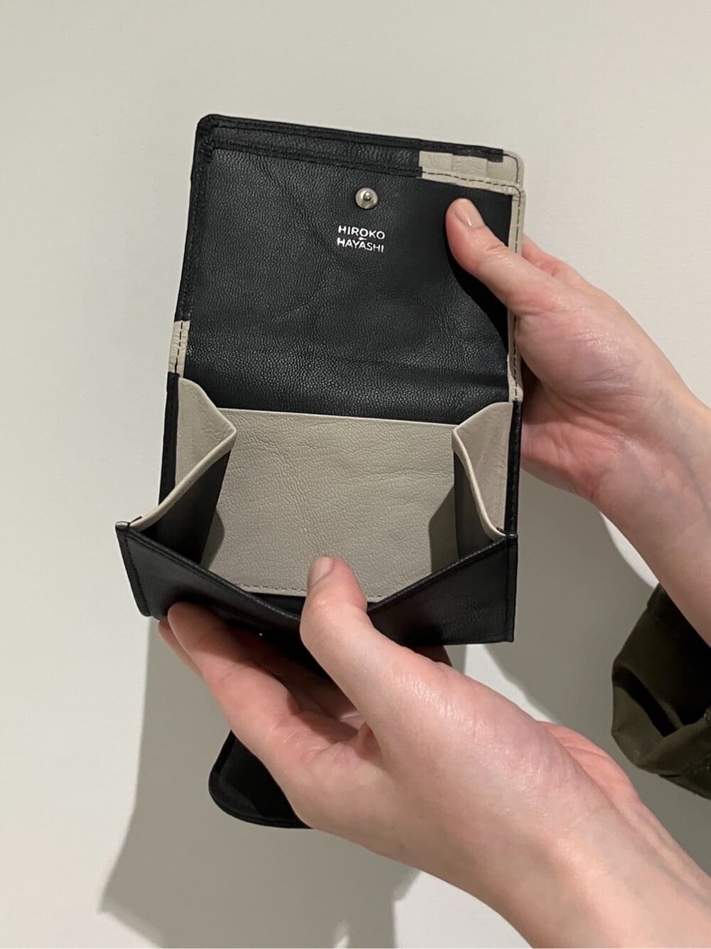 ブラック系の財布、ブルー系の財布、ブルー系の財布を着用したレディースの秋コーディネートの9枚目の写真