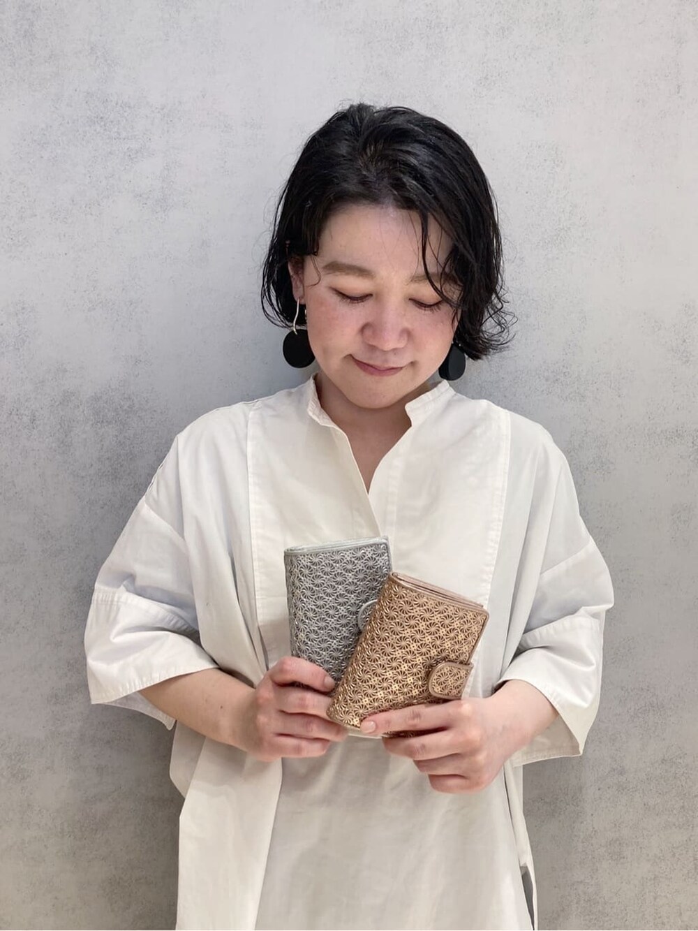 ブラック系の財布、ゴールド系の財布、ピンク系の財布を着用したレディースの夏コーディネートの2枚目の写真