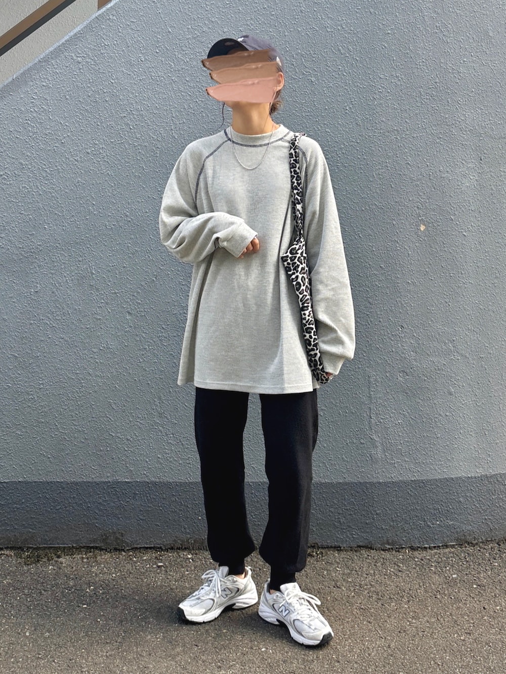 グレー系のTシャツ/カットソー、ブラック系のその他パンツ、その他のトートバッグを着用したレディースの秋コーディネートの2枚目の写真