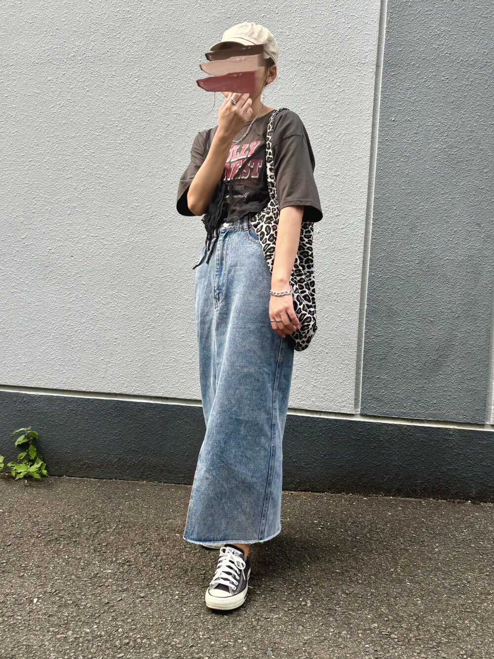 グレー系のTシャツ/カットソー、その他のトートバッグ、ブルー系のデニムスカートを着用したレディースの夏コーディネートの3枚目の写真