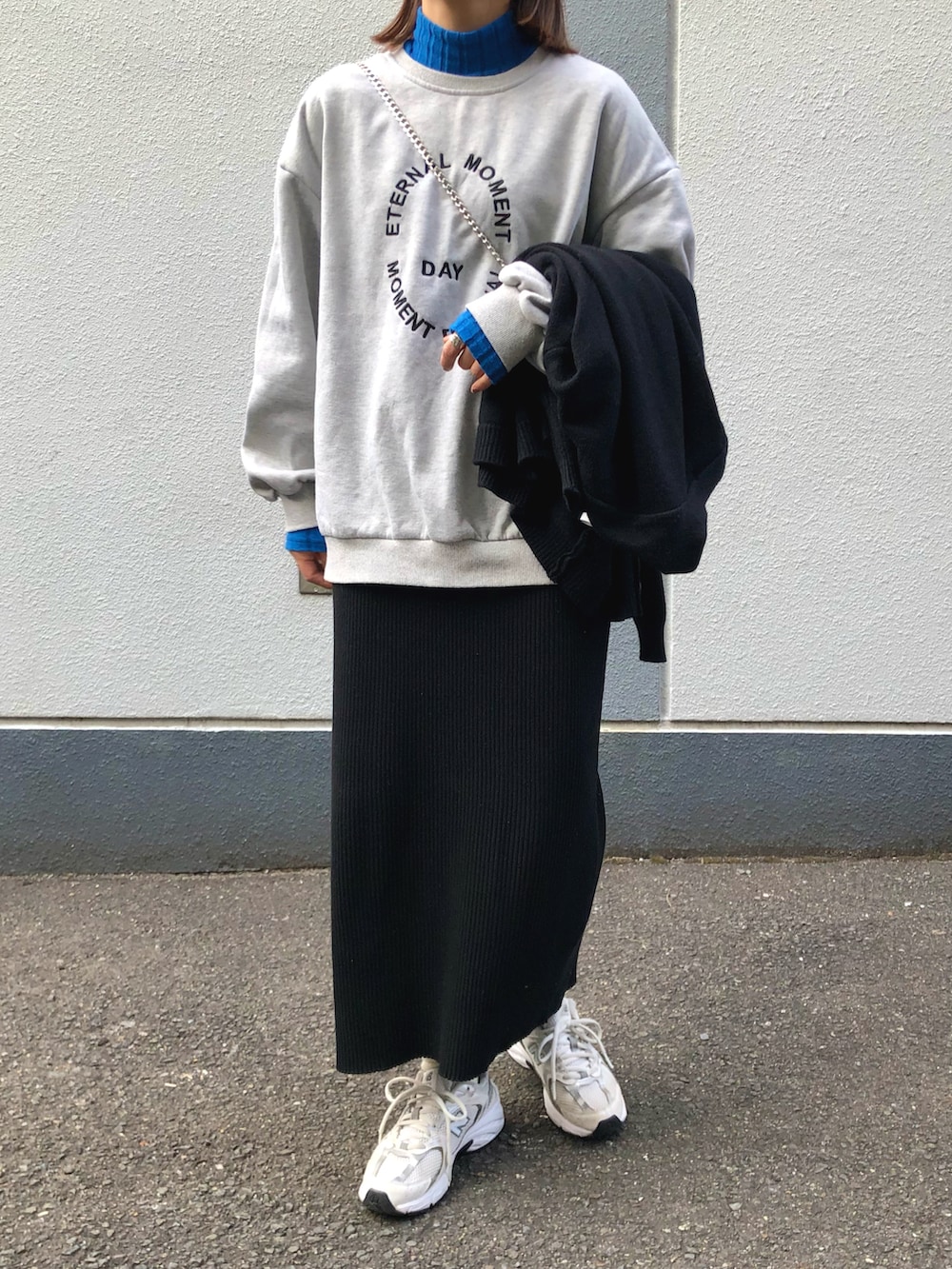 「大人カジュアル、ロゴスウェット、スカート、プチプラ、スニーカー、オトナ女子」｜「SHEINのアイテム（スウェット、グレー系）」を使った、pisa.さん（レディース・158cm）の冬コーディネートの2枚目の写真