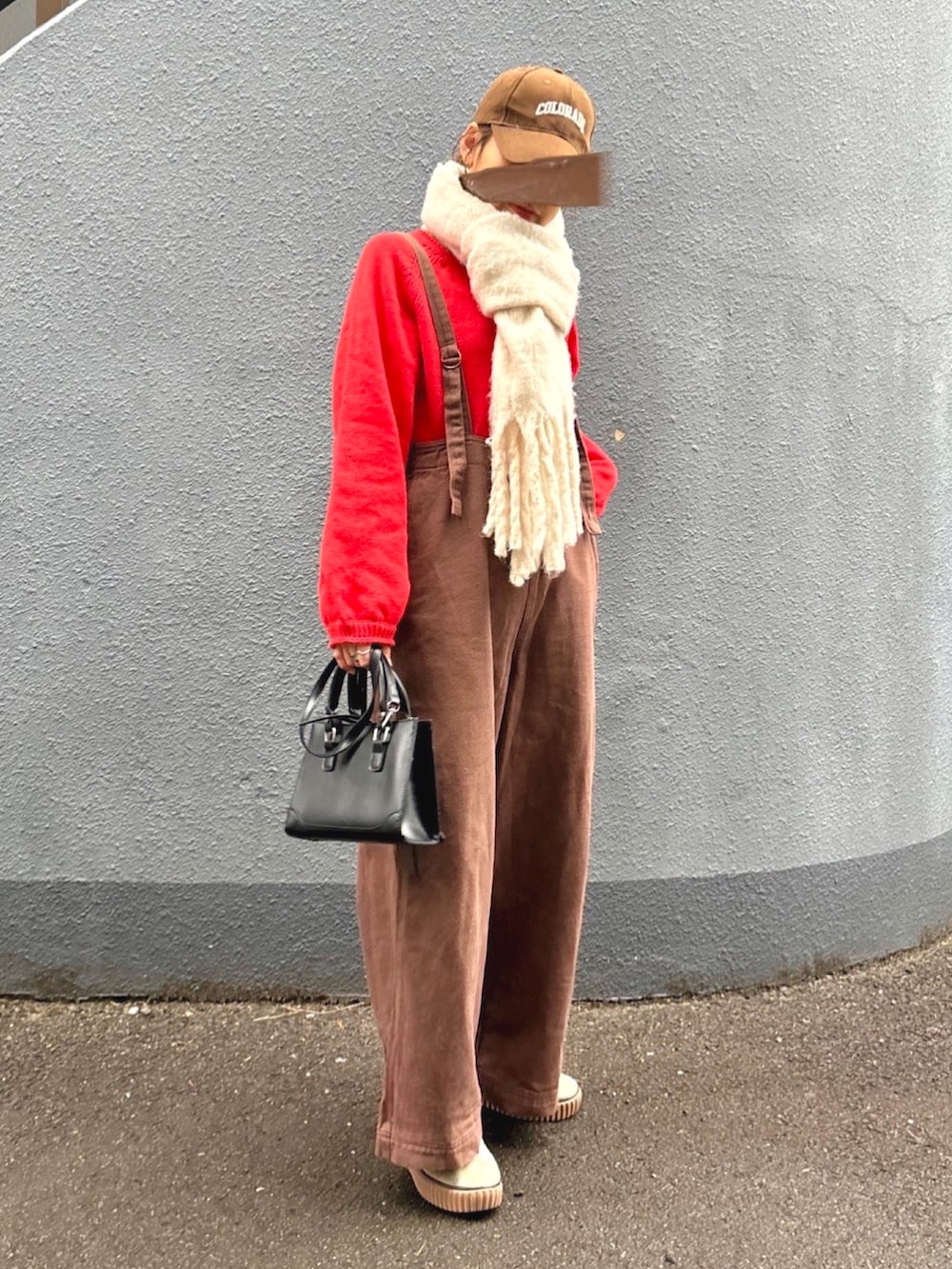 「チョコ色に染まれ、赤ニット、サロペット、カジュアル、マフラー、着回しコーデ」｜「Auntie Rosa Holidayのボリュームフリンジマフラー（マフラー、ホワイト系）」を使った、pisa.さん（レディース・158cm）の冬コーディネートの2枚目の写真