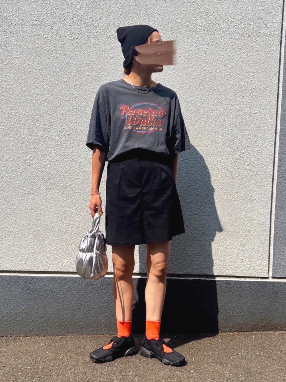 「ロゴT、ハーフパンツ、オレンジ、カジュアル、オトナ女子、夏コーデ」｜「UngridのツアーロゴルーズTee（Tシャツ/カットソー、グレー系）」を使った、pisa.さん（レディース・158cm）の夏コーディネートの2枚目の写真
