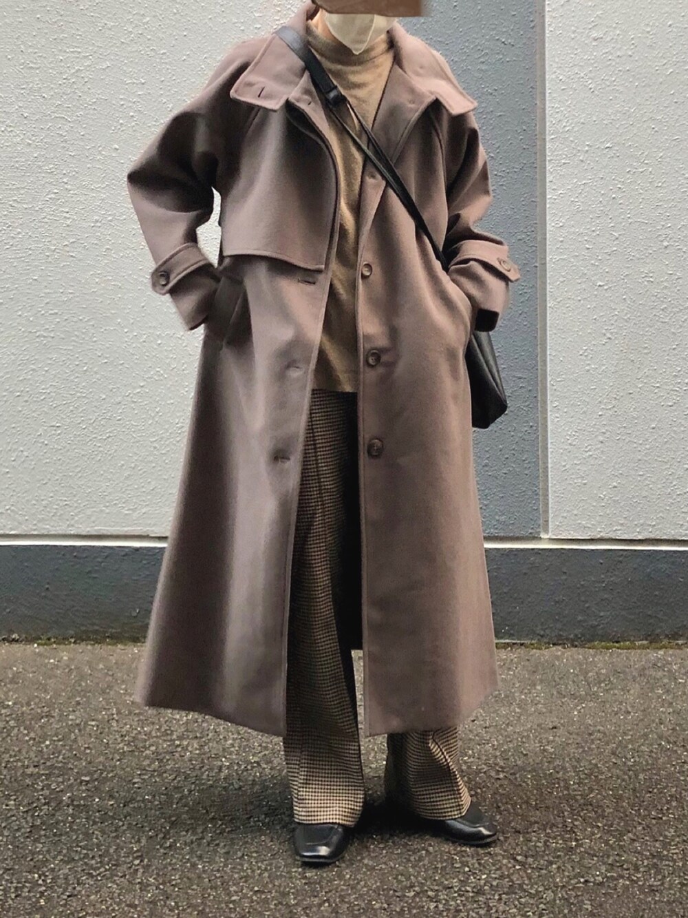 グレー系のジャケット/アウター、その他のスラックス、ブラウン系のニット/セーターを着用したレディースの冬コーディネートの2枚目の写真