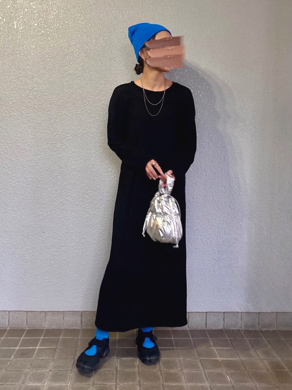 ブラック系のTシャツ/カットソー、ブラック系のスニーカー、シルバー系のショルダーバッグを着用したレディースの秋コーディネートの2枚目の写真