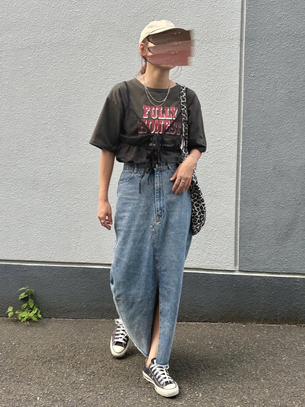 グレー系のTシャツ/カットソー、その他のトートバッグ、ブルー系のデニムスカートを着用したレディースの夏コーディネートの2枚目の写真
