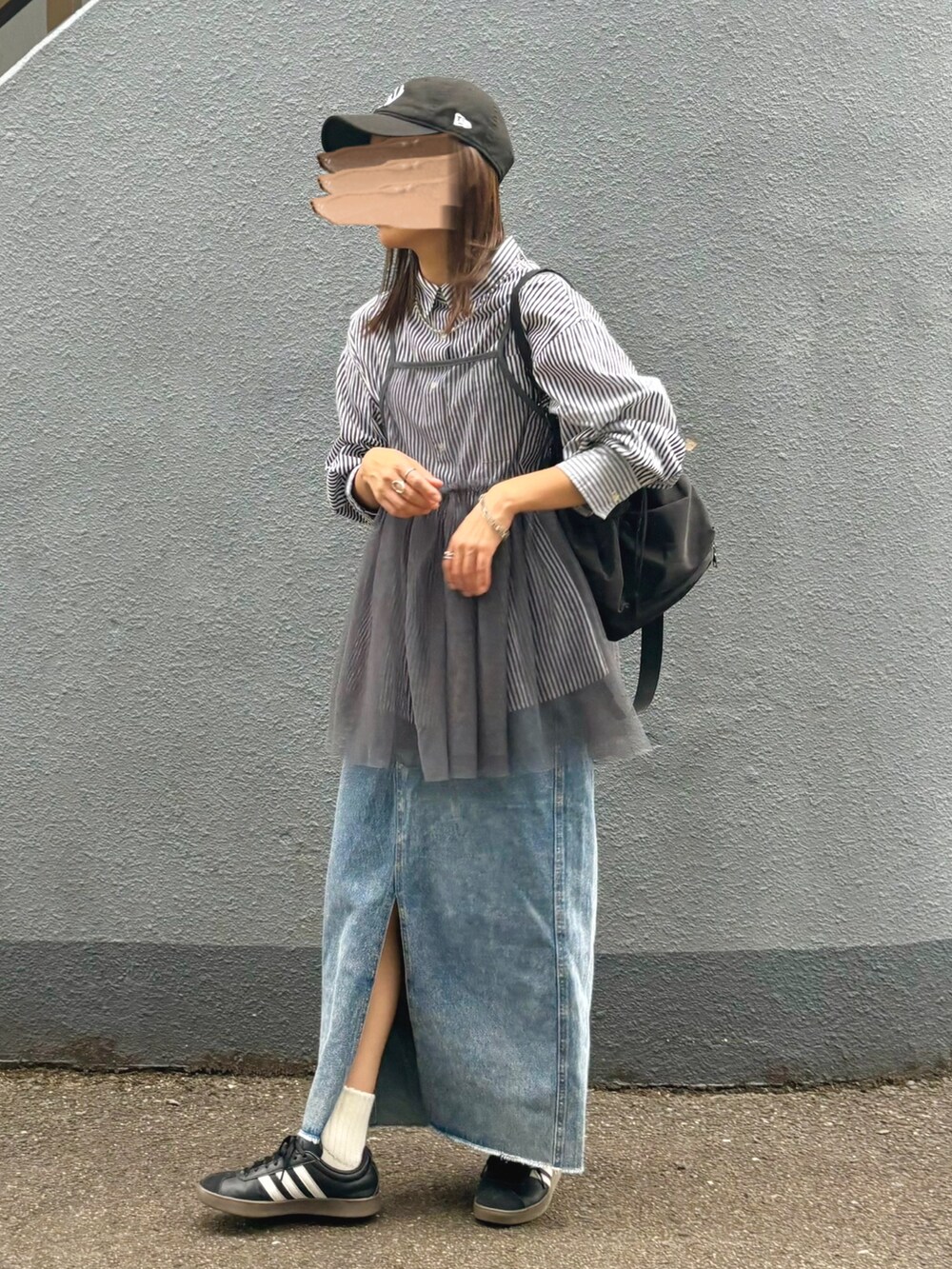 ブラック系のシャツ/ブラウス、ブルー系のデニムスカート、ブラック系のスニーカーを着用したレディースの秋コーディネートの2枚目の写真