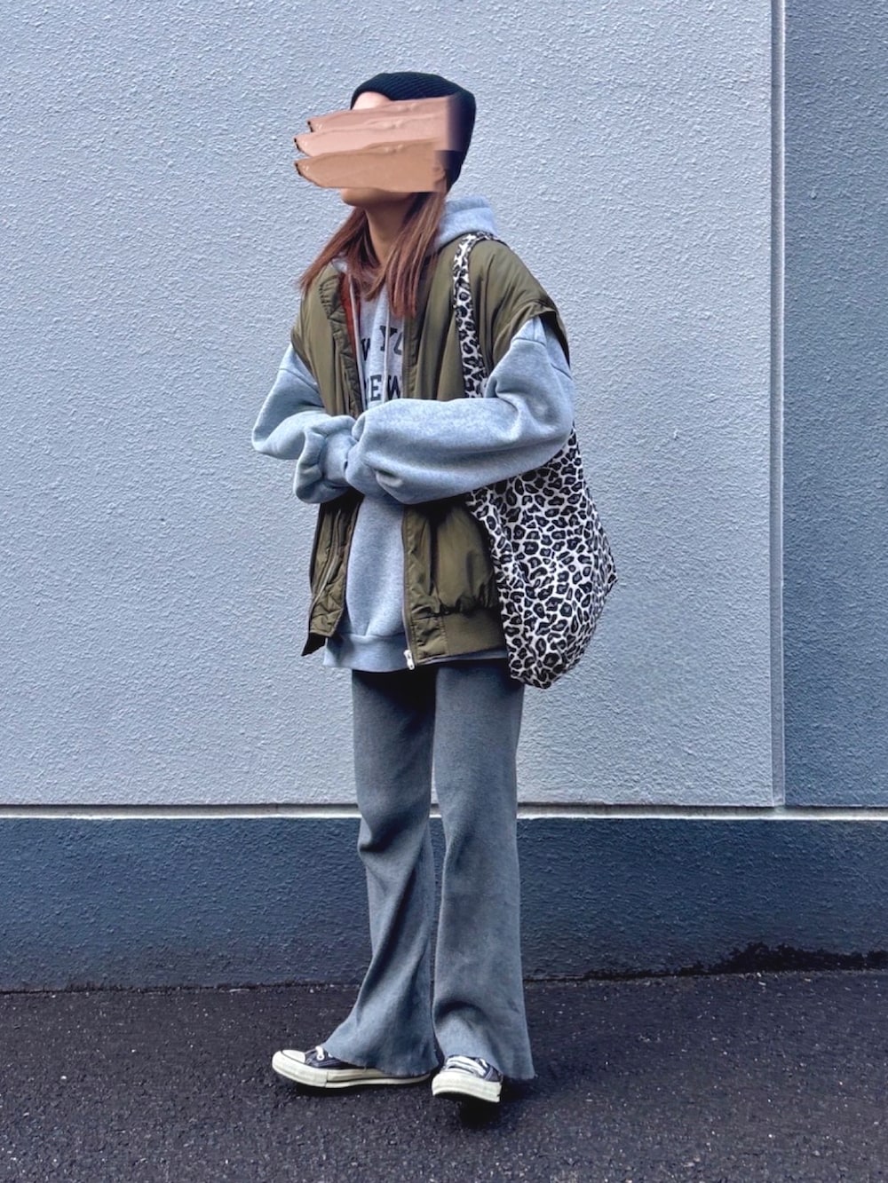 グリーン系のMA-1、グレー系のその他パンツ、ブラック系のスニーカーを着用したレディースの春コーディネートの2枚目の写真