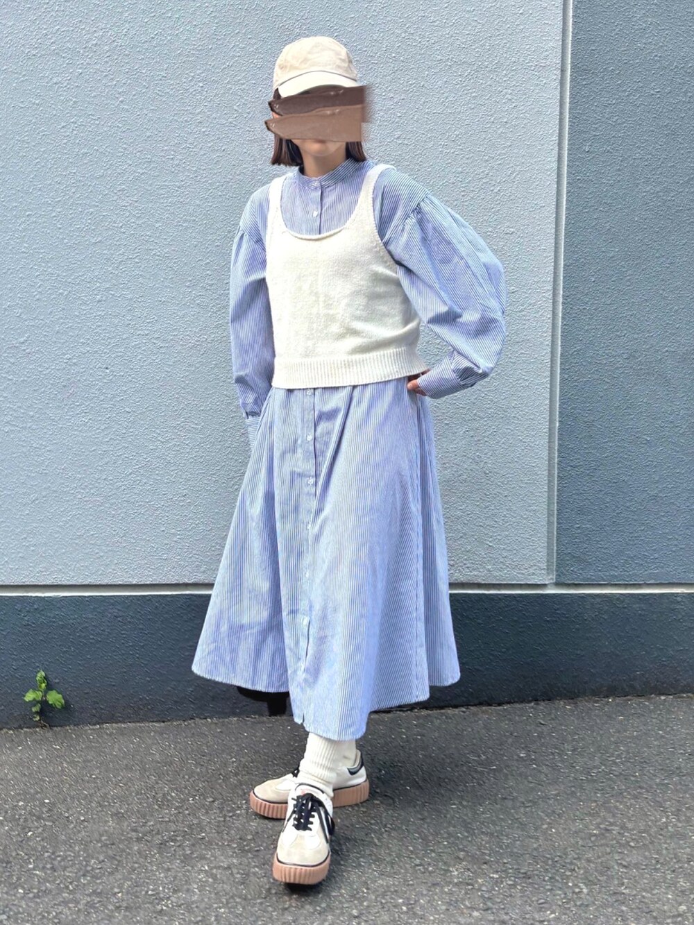 ホワイト系のシャツワンピース、ホワイト系のトップス、ブラック系のバッグを着用したレディースの春コーディネートの3枚目の写真