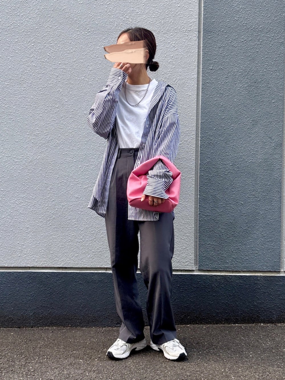 ブラック系のシャツ/ブラウス、ホワイト系のTシャツ/カットソー、グレー系のスラックスを着用したレディースの春コーディネートの2枚目の写真