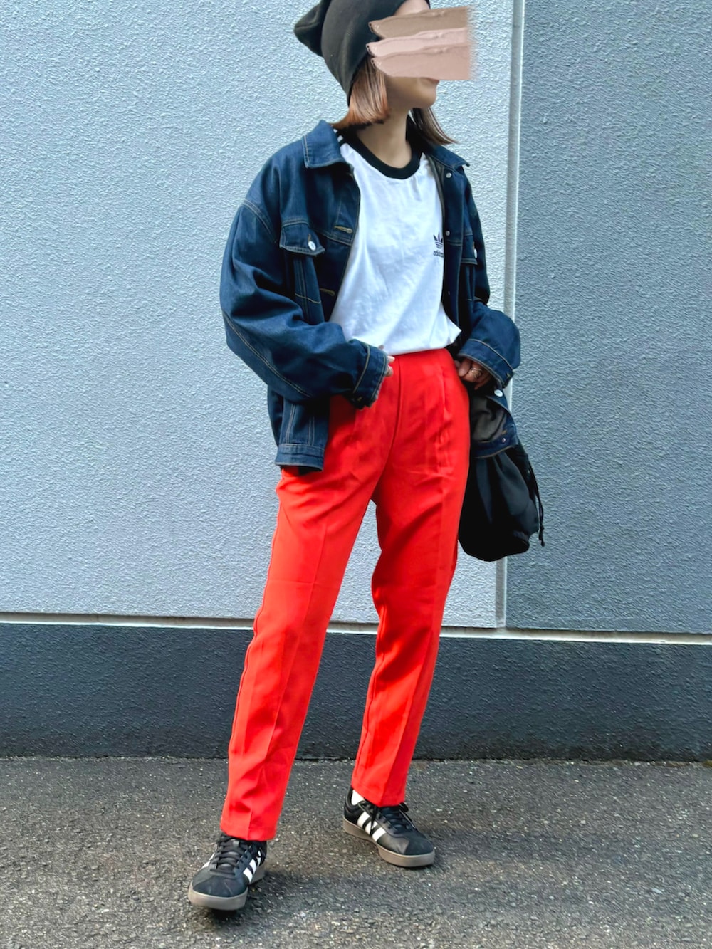 「大人カジュアル、デニムジャケット、大人女子、カジュアル、カラーパンツ、オレンジ、adidas」｜「classicalelfのゆるビッグシルエットのコットン&デニムジャケット（デニムジャケット、ブルー系）」を使った、pisa.さん（レディース・158cm）の春コーディネートの2枚目の写真