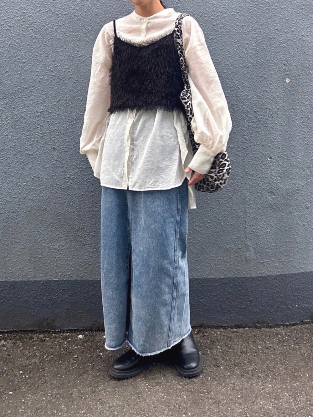 ホワイト系のシャツ/ブラウス、ブルー系のデニムスカート、ブラック系のブーツを着用したレディースの秋コーディネートの2枚目の写真