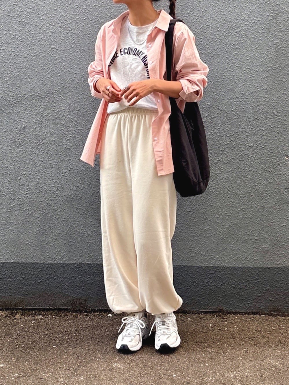 ホワイト系のスウェットパンツ、ホワイト系のスニーカー、ピンク系のシャツ/ブラウスを着用したレディースの秋コーディネートの2枚目の写真