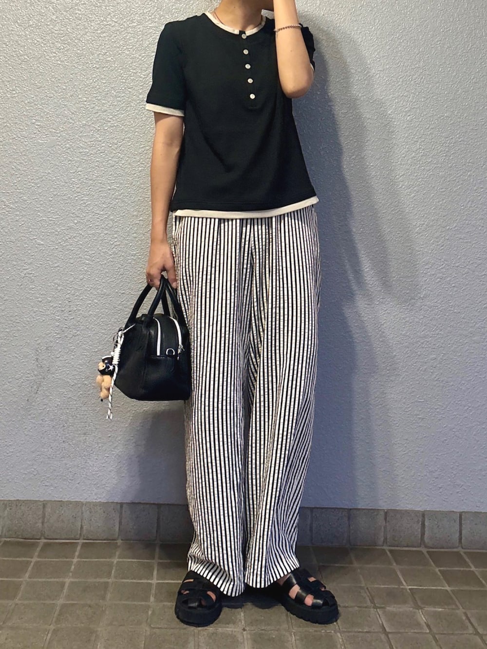 ブラック系のTシャツ/カットソー、ブラック系のサンダルを着用したレディースの秋コーディネートの2枚目の写真