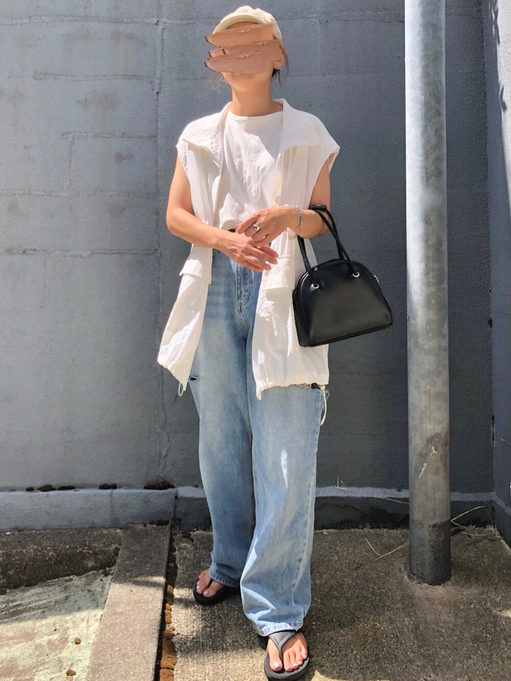 ホワイト系のマウンテンパーカー、ホワイト系のTシャツ/カットソー、ブラック系のボストンバッグを着用したレディースの夏コーディネートの2枚目の写真