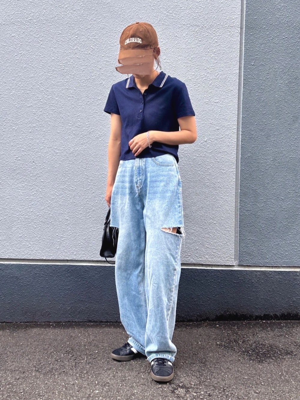「夏ルックで気分アップ、ポロシャツ、デニム」｜「adidasのadidas アディダス VL COURT BASE M VLコート ベース ID3712 CORE/FTWR/CORE（スニーカー、ブラック系）」を使った、pisa.さん（レディース・158cm）の夏コーディネートの2枚目の写真